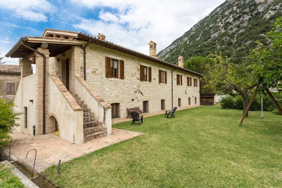 Casa Ridente Nella Valle Del Menotre Con Giardino Pale Exterior photo
